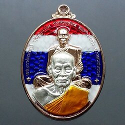 หลวงพ่อพัฒน์ รุ่นรวยคู่ชีวิต 99 เนื้อกะไหล่นาคคุ้ยพื้น ลงยาธงชาติ หน้ากากเงินหลวงพ่อพัฒน์จีวรส้ม หลังไก่คู่ลงยาราชาวดี โคท 279