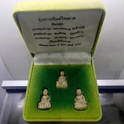 รูปหล่อเบ้าทุบ "หลวงพ่อทวด สมเด็จโต หลวงพ่อเงิน" รุ่นบารมีแผ่ไพศาล ย้อนยุค เนื้อระฆังโบราณ วัดสุทัศน์เทพวราราม ปี2542 กล่องเดิม ฝาชำรุด