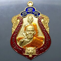 เหรียญเสมา เสือคาบดาบรุ่น 4 เนื้อสัตตะ ลงยา 3 สี ลงยาขอบแดง บนน้ำเงิน ลงยาจีวร (พิมพ์เสือ3) หลวงพ่อพัฒน์ วัดห้วยด้วน โคท 25