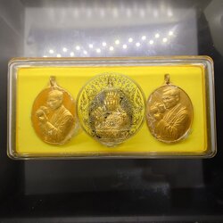 เหรียญในหลวงทรงกล้อง ที่ระลึกครบ 6 รอบ รัชกาลที่9 ชุด 3 เหรียญ เนื้อกะไหล่ทองลงยาสี พ.ศ.2542 พร้อมกล่องเดิม สปน. จัดสร้าง