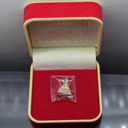 หลวงพ่อวัดไร่ขิง พิมพ์ลอยองค์เล็ก เนื้อเงินสามกษัตริย์ ปี2546 สภาพสวย ซีนเดิม