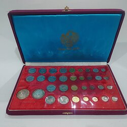 ชุดเหรียญกษาปณ์ 34 เหรียญ Royal Thai mint (มี 5 สตางค์ ดีบุก 2 เหรียญ ปี2500 หายาก) พร้อมกล่องผ้าไหม เดิมๆ จากกรมธนารักษ์