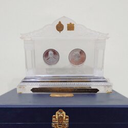 ชุดเหรียญที่ระลึกเฉลิมสัมพันธไมตรีราชวงศ์ไทยและราชวงศ์อังกฤษ (เนื้อเงินขัดเงา) พ.ศ.2539 พร้อมกล่อง หนังสือ ใบเซอร์