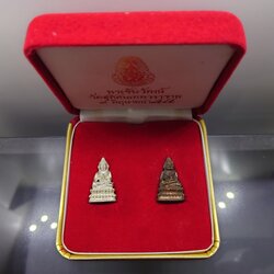 พระชัยวัฒน์ เนื้อเงิน และ เนื้อนวะโลหะ วัดสุทัศน์เทพวราราม ปี2545 พร้อมกล่องเดิม