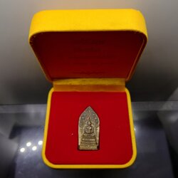 พระนิรันตราย ญสส. เนื้อสัมฤทธิ์ ฉลองพระชนมายุ ๘๙ พรรษา สมเด็จพระญาณสังวรฯ พิธีพุทธาภิเษก ณ พระอุโบสถ วัดบวรนิเวศวิหาร พ.ศ.2545 พร้อมกล่องเดิม