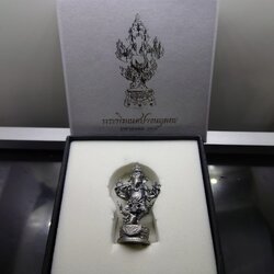 พระพิฆเนศ ปางนฤตยะ มหามงคล ๙๑๐ เนื้อเงินมุก (โคท 8) ขนาด 4 เซ็น จัดสร้างโดย คณะดนตรีและการแสดง มหาวิทยาลัยบูรพา พ.ศ.2562 พร้อมกล่องเดิม