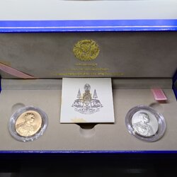 เหรียญรัชกาลที่5 หลังจปร. โมเน่ร์ เดอ ปารีส เนื้อเงินนูนสูง และ เนื้อบรอนซ์นูนสูง รุ่นกาญจนาภิเษก ปี2539 พร้อมกล่องชุดทองคำ