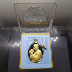 เหรียญในหลวงทรงกล้อง แบบลงยาสีน้ำเงิน พร้อมกล่องเดิม ปี2542
