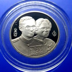 เหรียญในหลวงคู่สมเด็จย่า เนื้อนิกเกิลขัดเงาา ที่ระลึกสร้างอาคารนครินทรศรี สภาการพยาบาล ปี2538 พร้อมกล่องเดิม