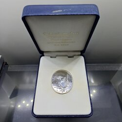 เหรียญในหลวงทรงวิทยุ เนื้อเงิน ที่ระลึกเฉลิมพระเกียรติ พระราชกรณียกิจด้านการสื่อสารกรมไปรษณียโทรเลข พ.ศ.2539 พร้อมกล่องเดิมๆ