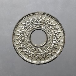 เหรียญสตางค์รู 20 สตางค์ เนื้อดีบุก ลายบัวกนกแข้งสิงห์ พ.ศ.2488 ผิวตามภาพ ไม่ผ่านใช้ เก่าเก็บ