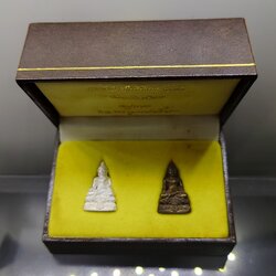 พระชัยวัฒน์ไพรีพินาศ (ชุด 2 องค์ เนื้อเงิน เนื้อนวะ สูง 2 เซ็น) ญสส วัดบวรนิเวศวิหาร ปี2537 พร้อมกล่องเดิม สภาพสวย