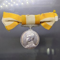 เหรียญที่ระลึกประดับแพรแถบ ที่ระลึกพระราชพิธีสถาปนาสมเด็จพระบรมโอรสาธิราช ปี2515 แบบหญิง