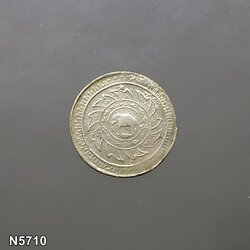 เหรียญเงิน หนึ่งเฟื้อง ตราพระจุลมงกุฎ - พระแสงจักร ร.๕ พ.ศ.2412