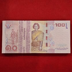 ธนบัตรยกแหนบ 100 ใบ เรียงเลข ธนบัตรที่ระลึก 100 บาท ฉลองพระชนมายุ 50 พรรษา สมเด็จพระเทพฯ ในรัชกาลที่9 พ.ศ.2558 ไม่ผ่านใช้