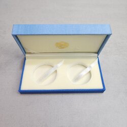 กล่องใส่เหรียญ กล่องเปล่า บรรจุเหรียญ 2 หลุม สภาพสวย มีกล่องนอกสีขาว