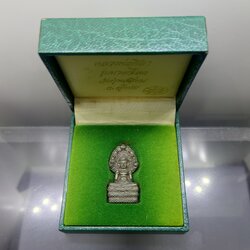 พระนาคปรก หลวงพ่อศิลา รุ่นมรดกโลก เนื้อนวะโลหะ พิมพ์ใหญ่ พุทธาภิเษก วัดบวรนิเวศวิหาร โดย สมเด็จพระสังฆราช ญสส เป็นประธานในพิธี ออกวัดทุ่งเสลี่ยม สุโขทัย ปี2540 กล่องเดิม