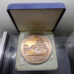 เหรียญที่ระลึกความสัมพันธ์ 100 ปี ไทย-ญี่ปุ่น เนื้อทองแดง ขนาด 7 ซ.ม. ปี2530 พร้อมกล่องหนังเดิม