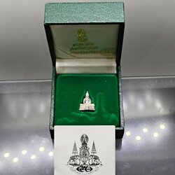 พระพุทธโสธร ภปร เนื้อเงิน พิมพ์เล็ก รุ่นสร้างพระอุโบสถ ปี 2539 พร้อมกล่องเดิม