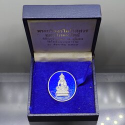 เหรียญอวโลกิเตศวร อุดมโภคทรัพย์ เนื้อเงินลงยา อนุสรณ์มรณภาพ 10 ปี พระโพธิ์แจ้งมหาเถระ ปฐมเจ้าอาวาส วัดโพธิ์แมนคุณาราม ปี2539 พร้อมกล่องเดิม