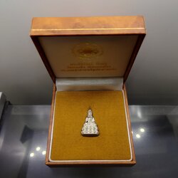 พระชัยวัฒน์ตั๊กม้อ เนื้อเงิน ปลุกเสก 2 พิธีใหญ่ 2 แผ่นดินไทย-จีน วัดสุทัศนฯ-วัดกวงซิ่ว เมืองกวงโจว ประเทศจีน ปี2537 พร้อมกล่องเดิม