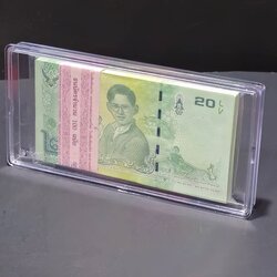 ธนบัตรยกแหนบ 100 ใบ เรียงเลข ธนบัตร 20 บาท แบบ 16.5 ไม่ผ่านใช้งาน พร้อมบรรจุตลับ (มีเลขสวย เลขกระจก)