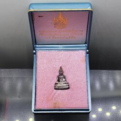 รูปหล่อพระพุทธมหาสุวรรณปฎิมากร (หลวงพ่อทองคำ สุโขทัยไตรมิตร) วัดไตรมิตรฯ สมโภชพระมหามณฑป ปี 2552 เนื้อเงิน พร้อมกล่องเดิม