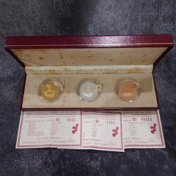 เหรียญพระรูปรัชกาลที่5 หลังพระพุทธโสธร (ชุด 3 เหรียญ เนื้อเงิน ทองแดง ชุบทอง ขัดเงา) รุ่นกาญจนาภิเษก บล็อกฮูกานิน สวิสๆ วัดสุทัศน์ๆ พ.ศ.2538 พร้อมกล่องเดิม