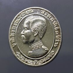 เหรียญเงิน รัชกาลที่5 ที่ระลึก 130 ปี ของการเสด็จฯ สมโภช พระแท่นดงรัง จ.กาญจนบุรี พ.ศ.2537 ขนาดสูง 3 เซ็น