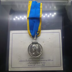 เหรียญที่ระลึกประดับแพรแถบ เฉลิมพระเกียรติสมเด็จพระนางเจ้าสิริกิติ์ พระบรมราชินีนาถ 50 พรรษา พ.ศ.2525 (แบบชาย)