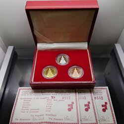 เหรียญพระพุทธโสธร-สมเด็จพระปิยมหาราช รุ่นแรก (ชุดกรรมการ เนื้อเงิน ทองแดง ทองเหลืองชุบทอง) บล็อกฮูกานิน สวิส ปี2538 พร้อมใบเซอร์ กล่องเดิม