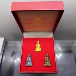 รูปหล่อลอยองค์ พระไพรีพินาศ ญสส ชุดทองคำ รุ่นประวัติศาสตร์ ๘๐ ปี กรมราชทัณฑ์ วัดบวรนิเวศวิหาร พ.ศ.2538 พร้อมกล่องเดิมๆ