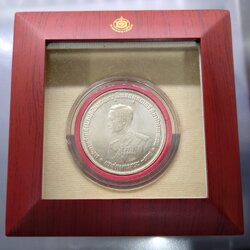 เหรียญ 20 บาท เนื้อเงิน วาระครบ 3 รอบ รัชกาลที่9 พร้อมกล่องฝาใสจากสำนักทรัพย์สินๆ 2506