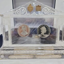 ชุดเหรียญที่ระลึกเฉลิมสัมพันธไมตรีราชวงศ์ไทยและราชวงศ์อังกฤษ (เนื้อเงินขัดเงา) พ.ศ.2539 พร้อมกล่อง หนังสือ ใบเซอร์