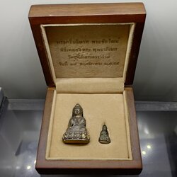 พระกริ่งอัยเรศ - พระชัยวัฒน์ เนื้อนวะโลหะแบบดินไทย สำนักงานอัยการสูงสุดจัดสร้าง พิธีใหญ่ วัดสุทัศนเทพวราราม ปี2559 พร้อมกล่องไม้เดิม