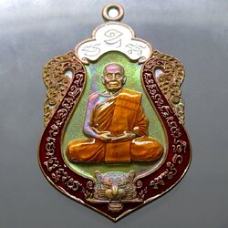 เหรียญเสมา เสือคาบดาบรุ่น 4 เนื้อชนวน ลงยา 3 สี ลงยาขอบแดง บนขาว ลงยาจีวร (พิมพ์เสือ1) หลวงพ่อพัฒน์ วัดห้วยด้วน โคท 573