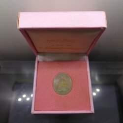 พระพุทธโสธร เนื้อหยก รุ่นประวัติศาสตร์ ด้านหลังพระมีโค๊ตแผ่นทองคำแท้ วัดโสธรวรารามวรวิหาร พ.ศ.2543 มาพร้อมกล่องเดิม รับประกันแท้