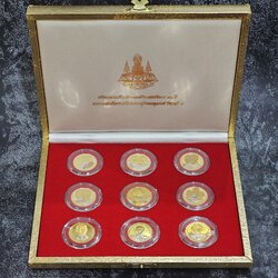 ชุดเหรียญกษาปณ์ที่ระลึก 9 เหรียญ คละแบบ ชุบสี 3 K ปัดเงาพ่นทราย ฉลองสิริราชสมบัติ 50 ปี รัชกาลที่9 ปี 2539 พร้อมกล่องหนัง จัดสร้างโดยกรมธนารักษ์