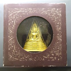 พระพุทธชินราช รุ่นเพราะแผ่นดินนี้ คือ แผ่นดินเกิด เนื้อผง หลัง ภปร.ทองแดง ปี 2548 ตลับเดิม