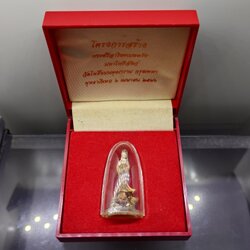 รูปหล่อลอยองค์ เจ้าแม่กวนอิม ทรงประทับปลามังกร เนื้อเงินสามกษัตริย์ ขัดเงาพ่นทราย วัดโพธิ์แมนคุณาราม พ.ศ.2540 พร้อมกล่องเดิม