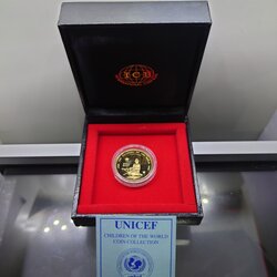เหรียญทองคำขัดเงา (ทอง 99.9%) เหรียญ 2000 บาท ที่ระลึก 50 ปี องค์การทุนเพื่อเด็กแห่งสหประชาชาติ เด็กเขียนกระดาน มาพร้อมใบเซอร์และกล่องเดิมๆ พ.ศ.2540
