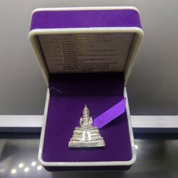 พระพุทธโสธร เบญจพุทธปาฏิหาริย์ ส.ธ. รุ่น พระเทพรักษา เนื้อเงิน พ.ศ.2554 พร้อมตลับเดิมๆ