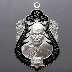 เหรียญเสมา เสือคาบดาบรุ่น 4 เนื้อปีกเครื่องบิน ลงยาลายเสือขาว ลงยาขอบดำ บนดำ (พิมพ์เสือ2) หลวงพ่อพัฒน์ วัดห้วยด้วน โคท 249