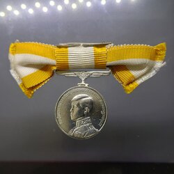 เหรียญที่ระลึกประดับแพรแถบ ที่ระลึกพระราชพิธีสถาปนาสมเด็จพระบรมโอรสาธิราช ปี2515 แบบหญิง