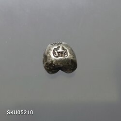 พดด้วง ขนาด สลึง (บล็อกหายาก บล็อก14 กีบ) ตราพระแสงจักร-พระมหามงกุฎ รัชกาลที่4 พ.ศ.2394 ขนาดหายาก สภาพสวย