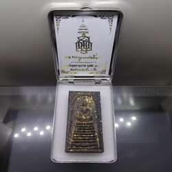 พระสมเด็จพุทธานุภาพ ญสส. 100 ปี (นำฤกษ์) พิมพ์พระสมเด็จ 9 ชั้น เนื้อผงพุทธคุณ ผสมผงใบลาน หลังกระดุมเงิน วัดบวรนิเวศวิหาร ปี2556 กล่องสแตนเลส