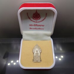 พระนิรันตราย ตราสัญลักษณ์ 6 รอบ รัชกาลที่9 เนื้อเงิน ที่ระลึกเฉลิมพระชนมพรรษา 6 รอบ วัดบวรนิเวศวิหาร ปี2542 พร้อมกล่องเดิม