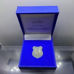 พระพุทธโสธร เนื้อหยก รุ่นประวัติศาสตร์ พิมพ์รูปอาร์ม ด้านหลังพระมีโค๊ตแผ่นทองคำแท้ วัดโสธรวรารามวรวิหาร พ.ศ.2543 พร้อมกล่องเดิม