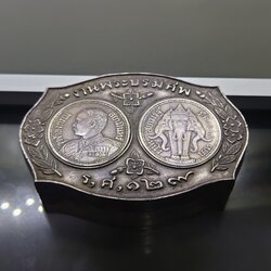 กล่องเงินพร้อมเหรียญหนวดคู่ ที่ระลึก งานพระบรมศพ รัชกาลที่5 ร.ศ.129 (ปลอมเก่า เนื้อเงิน)