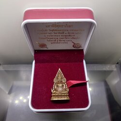 พระพุทธชินราช ลอยองค์ เนื้อนวะกลับดำ พิมพ์ใหญ่ กรมตำรวจรุ่นแรก รุ่น “ประวัติศาสตร์” พ.ศ.2562 พร้อมกล่องเดิม